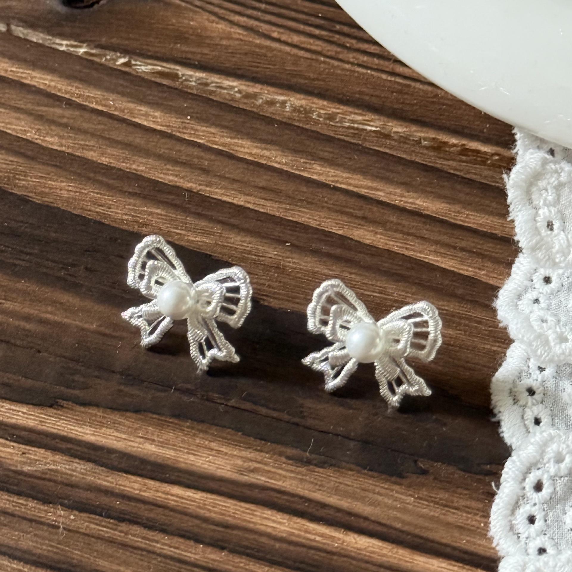 

Серьги-пусеты с двойным слоем банта и полыми жемчужинами, изысканные нишевые серьги высокого класса, универсальные модные серьги с темпераментом