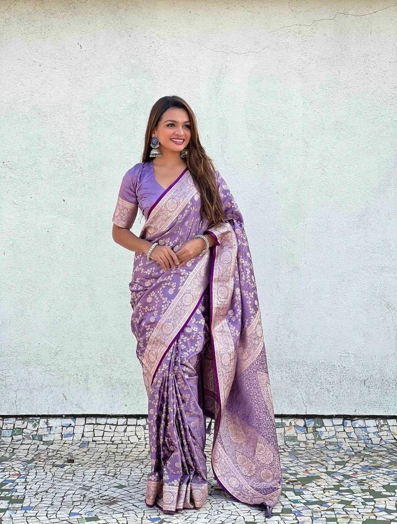 Beautiful rich pallu and jacquard work perfectly on the saree.