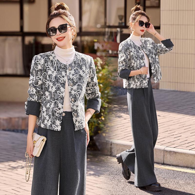 

Шикарный весенний женский комплект из вышитой короткой куртки и брюк широкого кроя 2025 L 108-118 kg серый