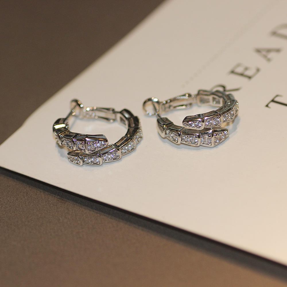 

Серьги Lux Snake с инкрустацией из циркония и иглой из серебра 925 пробы