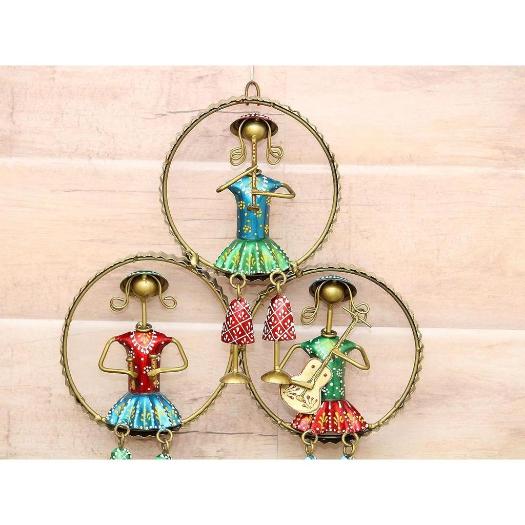 Żelazna lalka Muzyków Plemiennych siedząca na trzech okrągłych ramach do dekoracji ściany Dekoracyjny przedmiot na prezent, Wielokolorowy (13 Długość * 16 cali Wysokość) - Zestaw 1