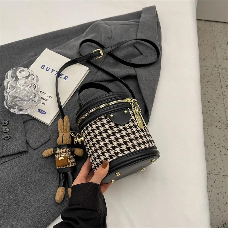 

Bucket Bag Plaid Woolen Handbag Fashion Designer Small Handbag Female Mini Crossbody Bag Round Cylinder One Shoulder Bag Mini(Max Length 20cm) чорний