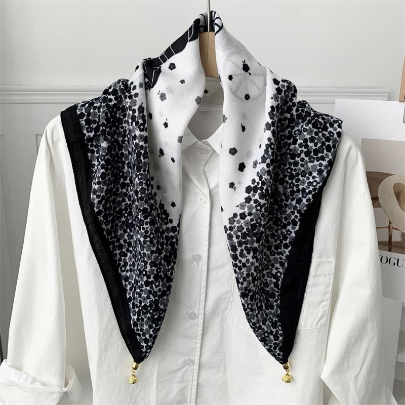 70*70 Square Scarf Retro Print Silk Scarf With Magnetic Buckle Women Neck Scarf All-Match Shawl Headscarf Accessory Gift