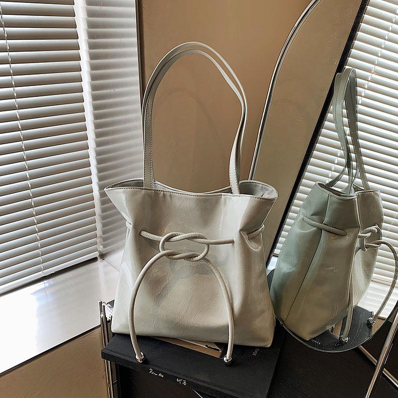 Premium Bag Women's New Niche Fashion Portable Shoulder Underarm Bag Simple Work Commuter Bag