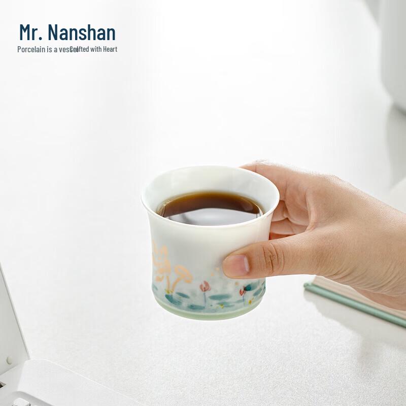 Nanshan Gentleman Ručně malovaný keramický hrnek s lotosovým motivem