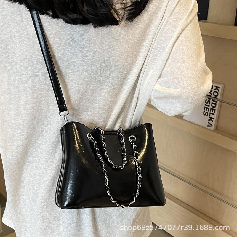 Simple Texture Chain Bucket Bag Women's 2025 New High-end Niche Versatile Crossbody Bag Fashionable Commuter Bag