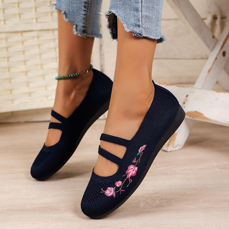 New Large-sized Shallow Shoes with Embroidery, Retro Style, A Lazy Woman Wearing A Single Shoe On One Foot