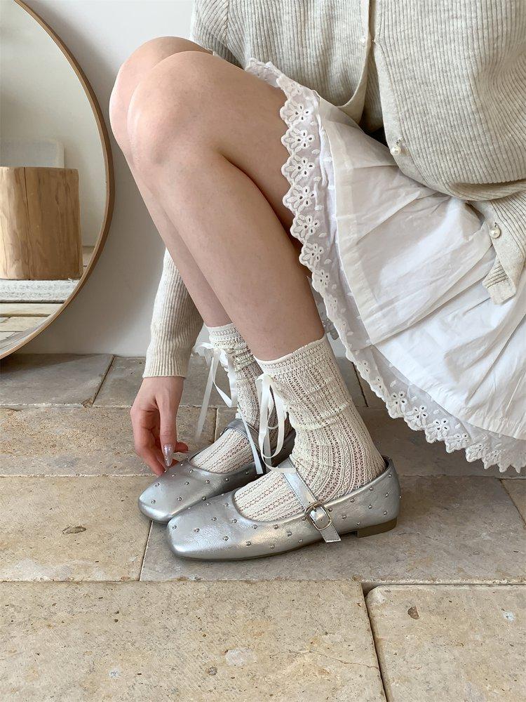 

Туфли Мэри Джейн красного цвета с заклепками, женские, весна 2025, новые туфли с квадратной головкой и неглубоким горлом, однотонные туфли с плоской подошвой, одно слово с маленькими кожаными туфлями 39 серебряный