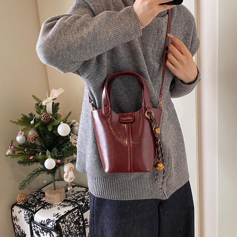 Premium texture retro small bag women's 2025 new popular fashion versatile messenger bag shoulder portable bucket bag