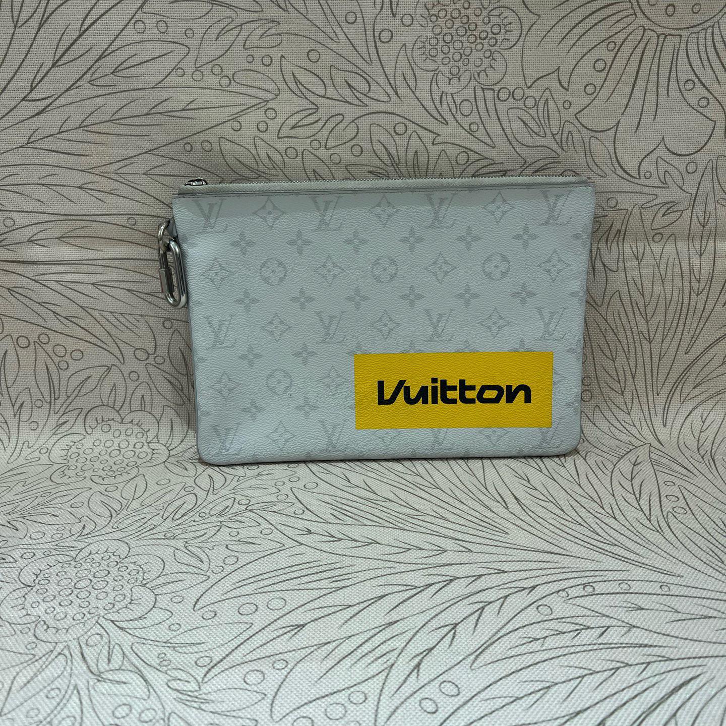 [Pre-Owned] Large Chain Pouch White Coated Canvas - Very Good #UYVF8O ONE SIZE