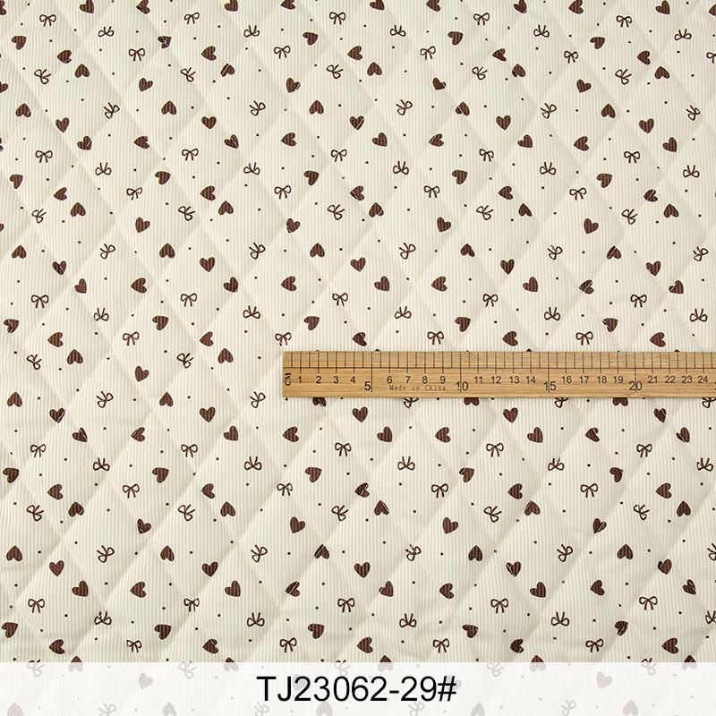 0,5m/1m/2m Gruby Sztruksowy Nadruk w Truskawki i Serca Pikowany Tkaniną Bawełnianą na Koc Ubrania Dziecięce DIY Tkanina do Szycia
