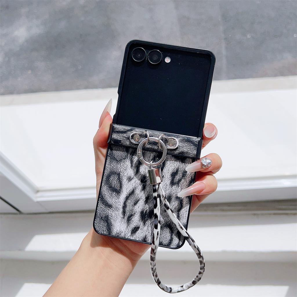 For Samsung Z Flip7 ZFlip6 Fashion Leopard Print Fold Phone Case for Galaxy Z Flip 3 4 5 6 7 Flip7 FE Wrist Strap Leather Cover