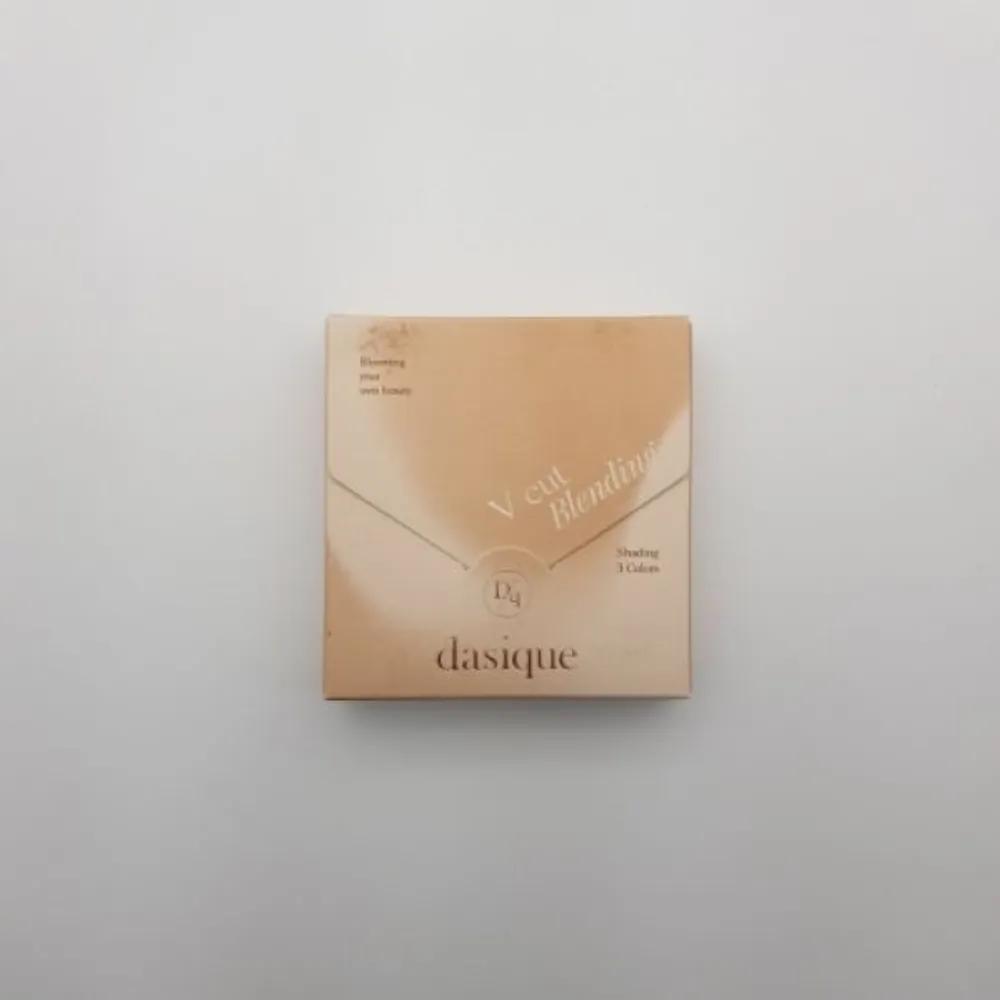 

DASIQUE V-Cut Скульптор для лица 2 цвета 01 Warm Blending