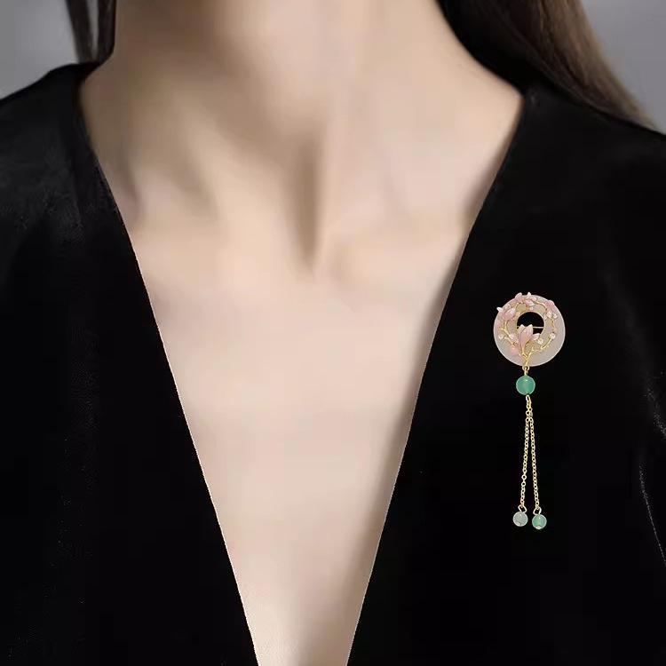 Neue chinesische antike Magnolia-Brosche mit Fransen, hochwertige Sicherheitsschnalle für Damen, Temperament, elegantes Cheongsam, Hanfu-Zubehör