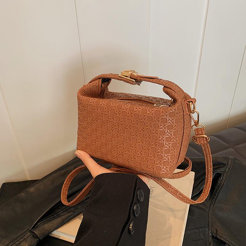 Stylish Shoulder Crossbody Bag For Women With Chic Design And Cozy Pillow Shape