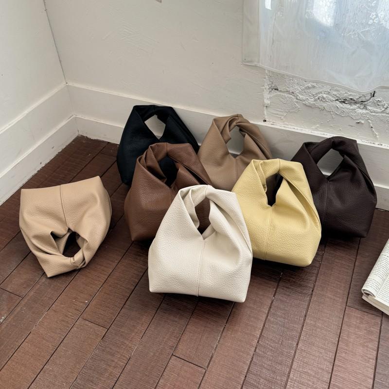 

Fashion sense portable bucket bag women s 2026 spring new pleated lazy wind tote clutch bag 22*10*15 чорний