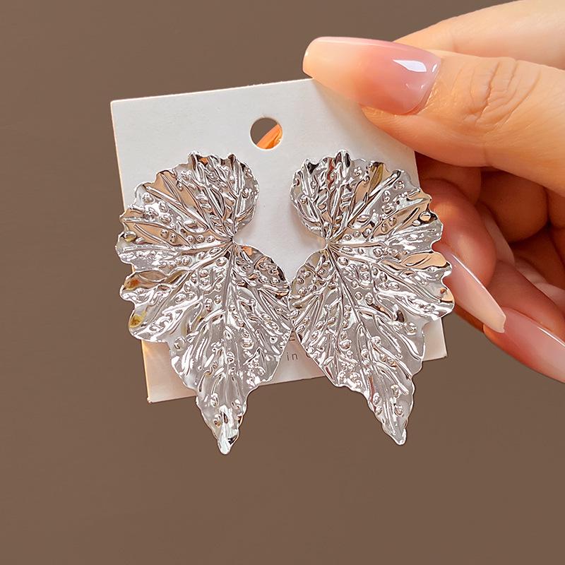 2023 European & American Trendy 3D Leaf Earrings: Personalized Exaggerated Punk Metal Style for Women