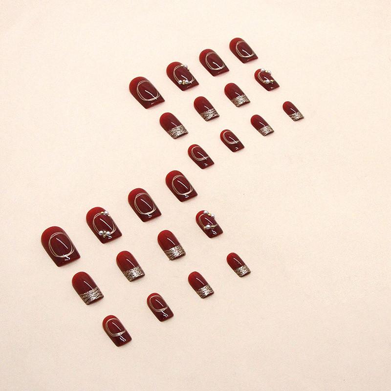 24 pezzi di diamanti scintillanti rosso vino, nail art vibrante di Capodanno, polvere d'oro scintillante, nuovo diamante che indossa un'armatura