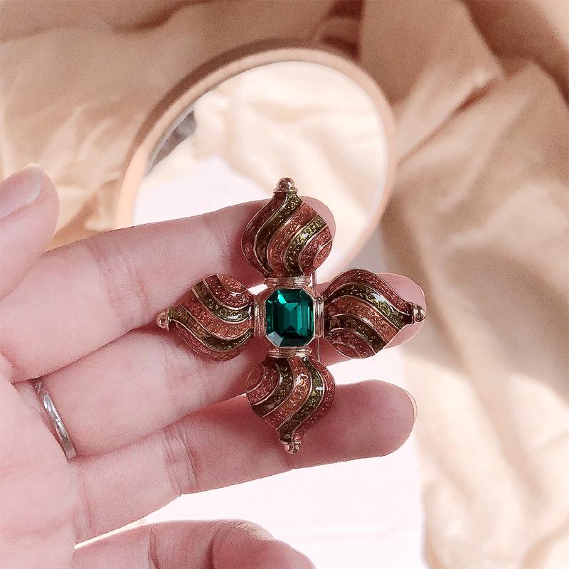 Retro Baroque Women's Cross Brooch - Elegant, Versatile Corsage Accessory