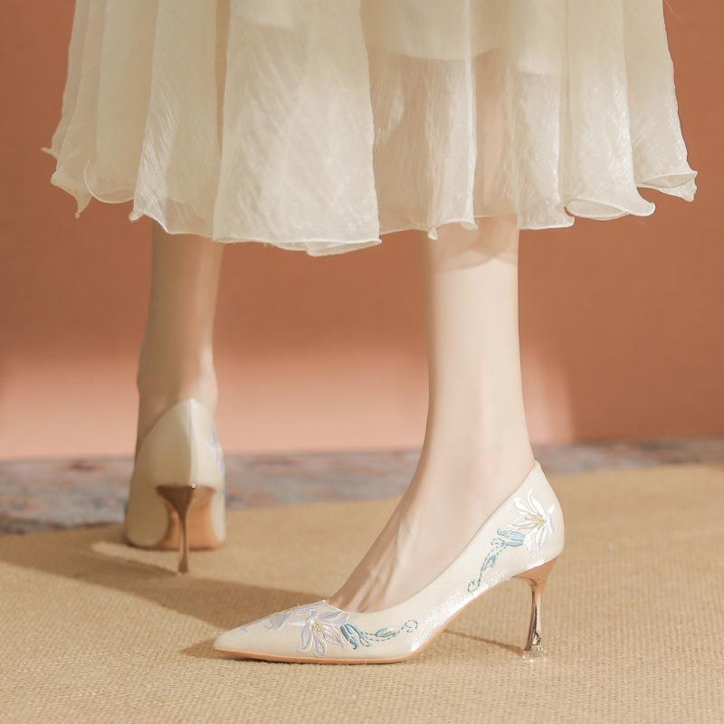 Chinese embroidery main female new bridal shoes show clothes can usually wear high heels