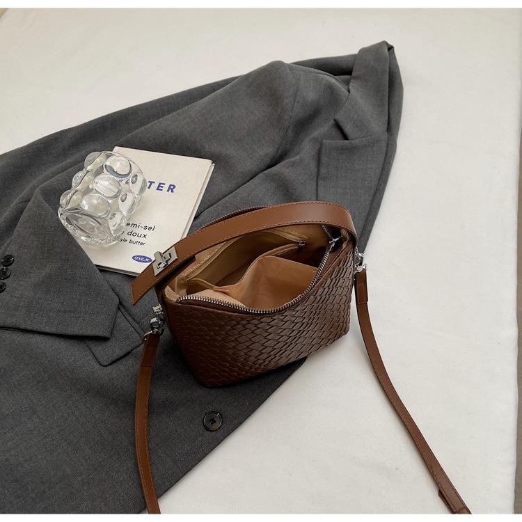This Year's Popular Women's Bag Weaving Design Korean Version Messenger Bag Foreign Style Commuter Handbag Women's New Temperament Single