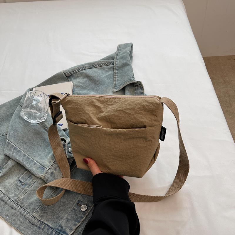 

New trendy large-capacity literary messenger bag lazy wind commuter shoulder bag waterproof and wear-resistant travel small satchel хакі