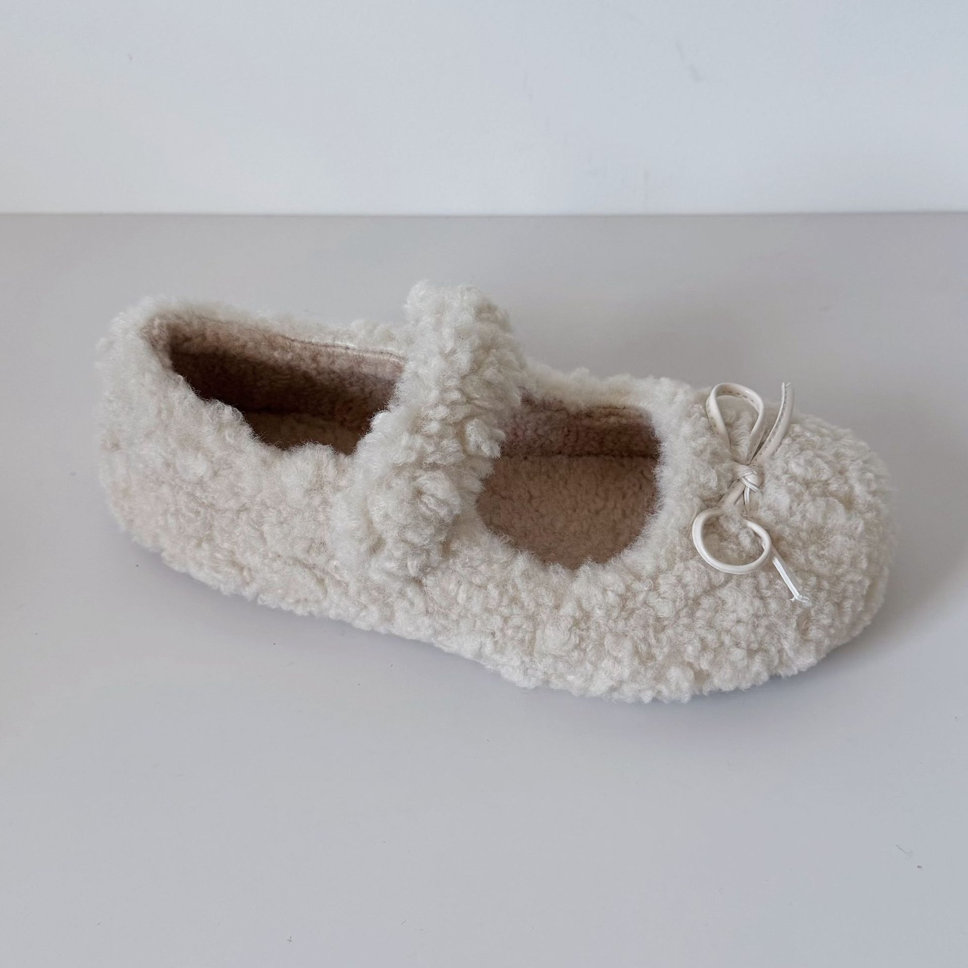 

Xiaoxiangfeng velvet flat-soled fluffy shoes for women s 2025 new autumn and winter retro round head versatile soft-soled Mary Jane cotton shoes 40