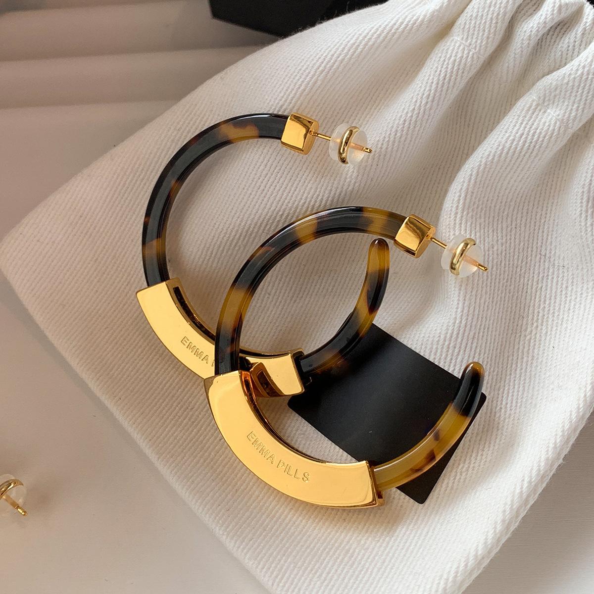 

18K real gold electroplated resin C-shaped stud earrings, versatile earrings, earrings.