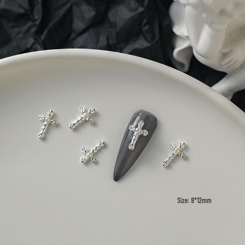 Saturn Queen Mother Cross Nail Art: Argint retro cu perle și accente de diamant