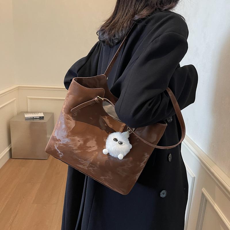 

Серебристая сумка женская большой вместимости новая универсальная повседневная на плечо простая классная сумка-тоут для通勤 36*10*28