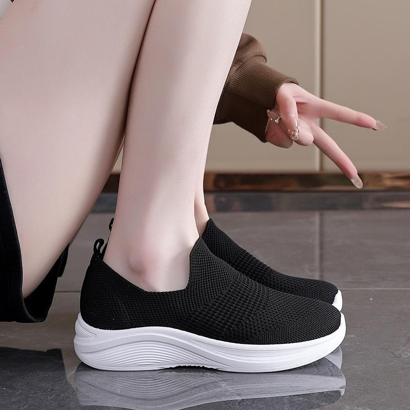 Women's Shoes Are Breathable and Comfortable To Step On, with a Fly Woven Mesh for Lightweight and Breathable Casual Sports Shoes for Children