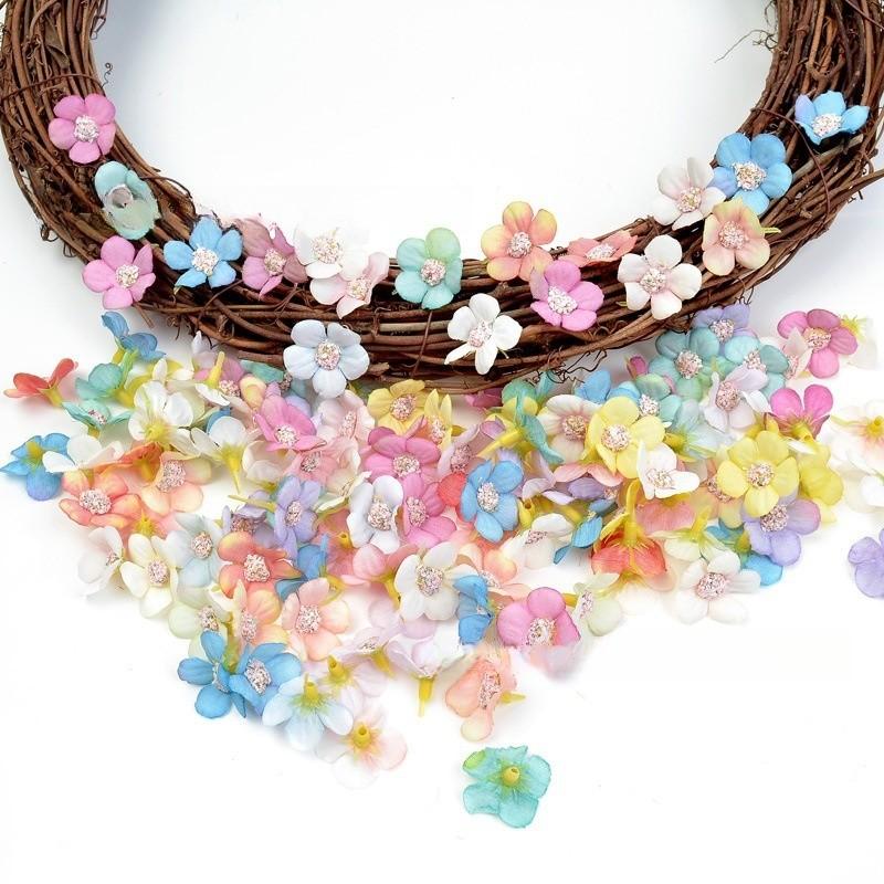 50 Stück/Lose 2cm Mehrfarbiger Gänseblümchen-Blütenkopf Mini Seidenblume Künstliche Blume Kranz Schneidezubehör für Heim- und Hochzeitsdekoration