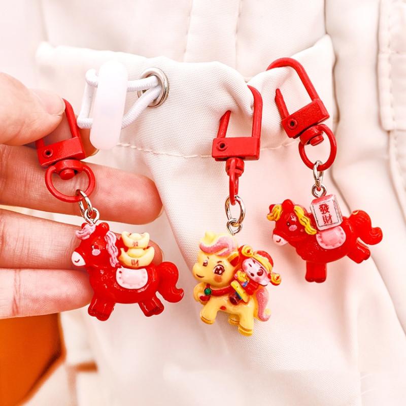 1/7 Stück Cartoon Pony Schlüsselanhänger Niedliches Rotes Harzpferd Rucksack Anhänger Dekoration Auto Schlüsselanhänger Zubehör Jahr des Pferdes Geschenk