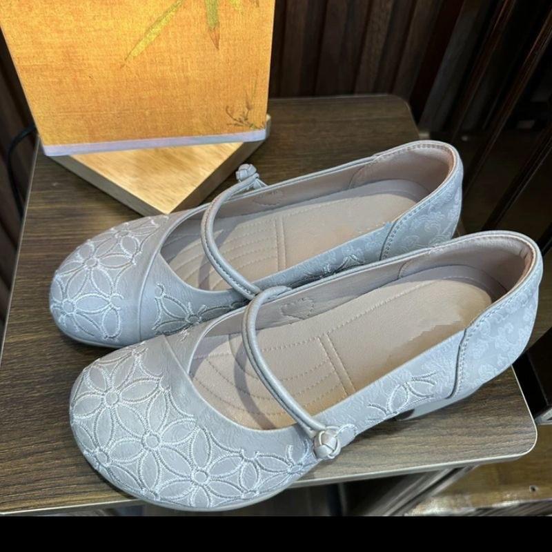 

Mom shoes women s new Chinese Hanfu shoes ethnic style embroidered shoes retro middle-aged and elderly ancient style comfortable flat shoes 40