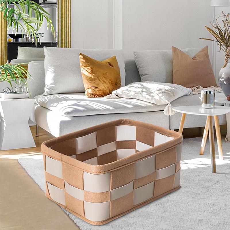 Czarno-biały tkany koszyk do przechowywania w kratę - nordycki pojemnik ze skóry i filcu na kosmetyki i do organizacji domu