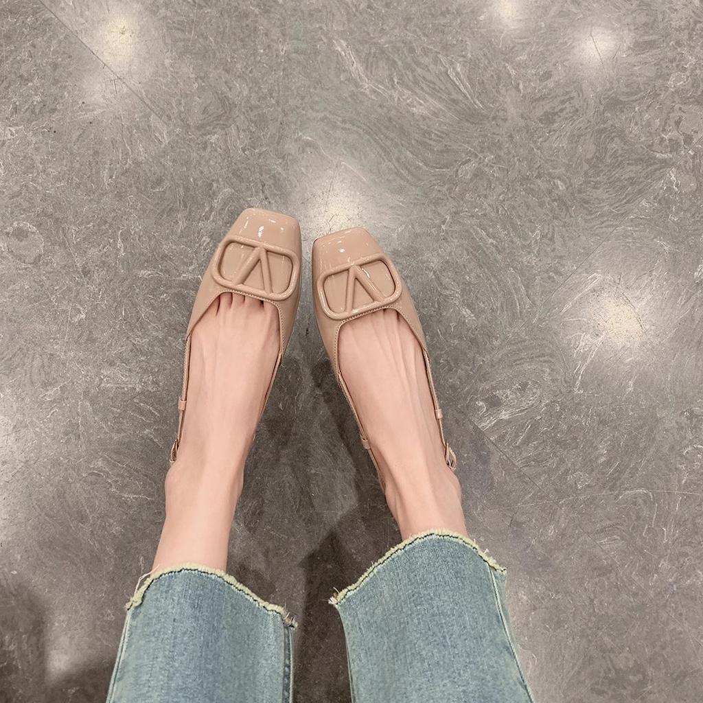 Su Yinyin has the same square head V buckle thick heel bag head rear empty sandals, fairy temperament casual and versatile flat sandals.