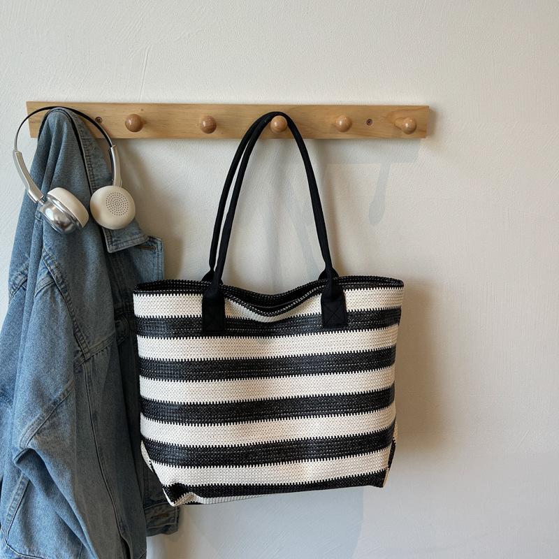 Fashion trend casual simple texture personalized large capacity bag 2025 summer new foreign style women shoulder bag