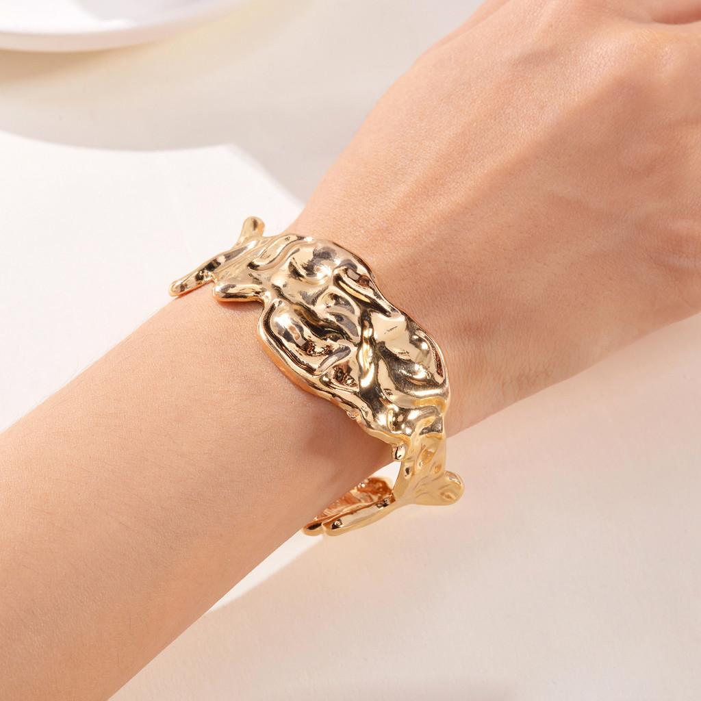 Geometric Metallic Choker Necklace For Women With Liquid Fold Design For Fashion Casual Wear