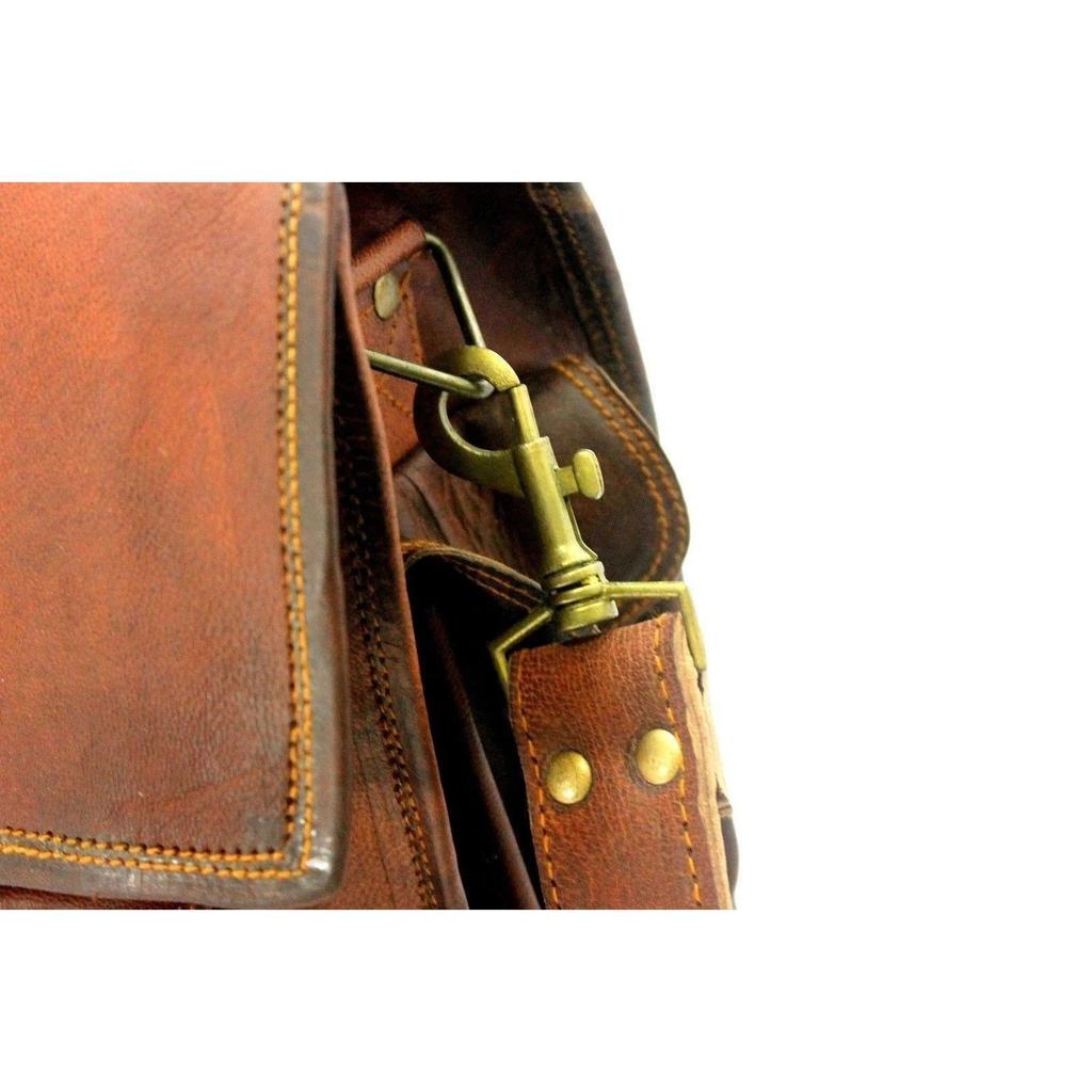 Herrväska i äkta brunt läder med axelrem och laptop