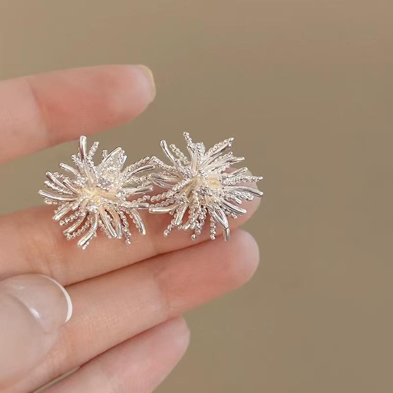 Boucles d'oreilles Fleur Géométrique Élégantes: Clous luxueux et polyvalents pour femmes