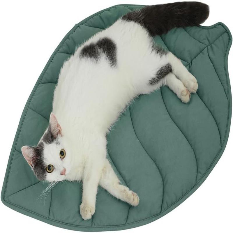 Leaf-Shaped Pet Mat: Cozy, Thickened Maple Leaf Mat for Small Cats & Dogs