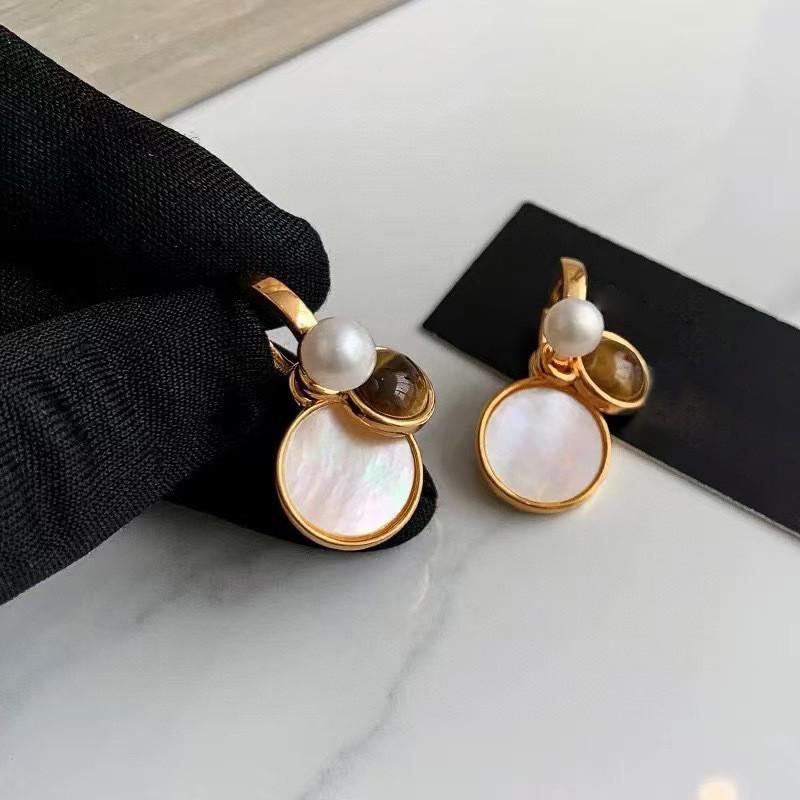 Silver Needle Tiger's Eye Style Earrings: Elegant, Fashionable Studs with Caramel Color Finish.