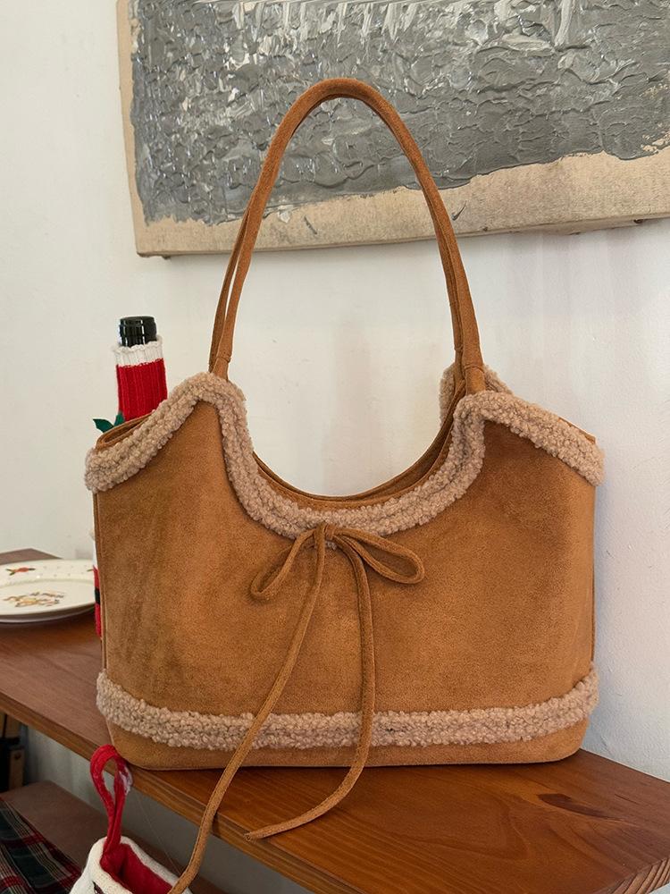 

Красная рождественская плюшевая сумка женская 2025 новая ретро матовая сумка-тоут из овечьей шерсти для通勤, на плечо, под мышку коричневый