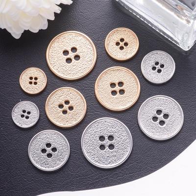 Czterodziurkowy metalowy guzik ze stopu cynku szyty ręcznie - Wysokiej klasy, wykwintny i wszechstronny