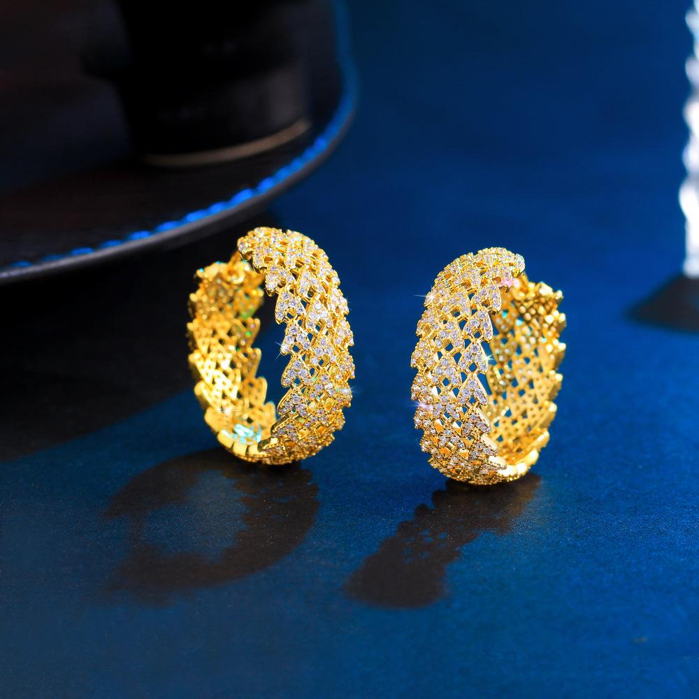 

French Lace Light Luxury Versatile Super Flash Zircon Hollow Earrings Micro-Inlaid With Diamonds Niche Design Earrings золотой
