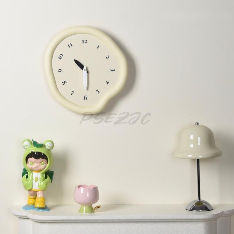 Cream Style High-end Creative Simple Wall Clock with Black Scale Decoration and Ultra Quiet Home Decoration Clock