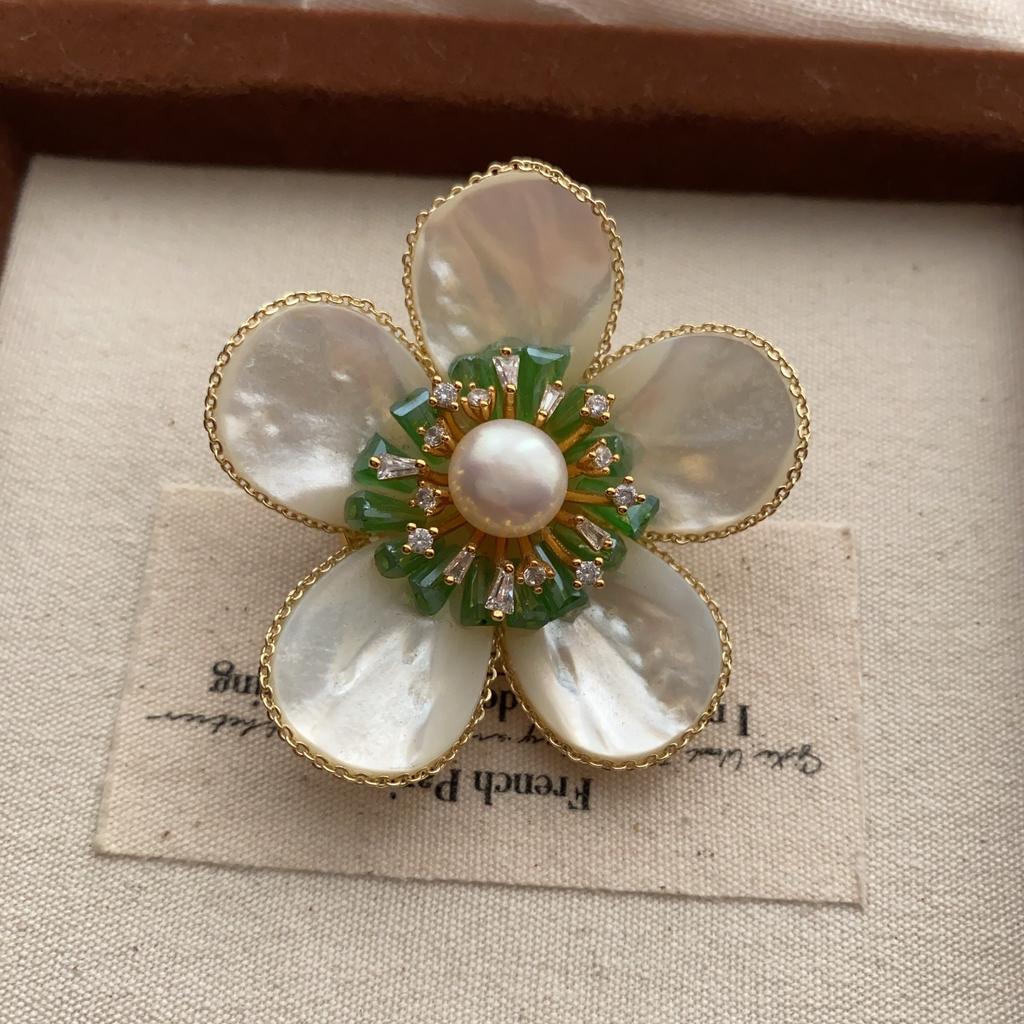 Natural Baroque Pearl Flower Brooch High-End Light Luxury Natural Pearl Warm Temperament Jacket Delicate Pin