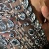 Luxuriöses Neckholder-Abendkleid mit Strasssteinen für weibliche Darstellerinnen