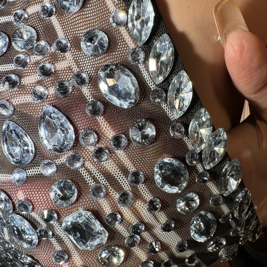 Luxuriöses Neckholder-Abendkleid mit Strasssteinen für weibliche Darstellerinnen