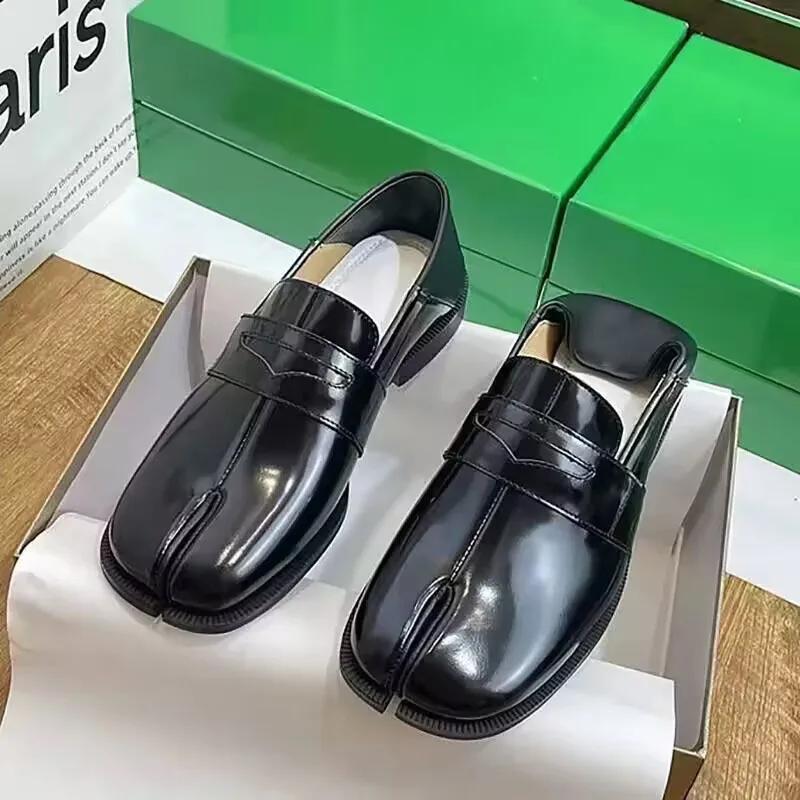 Fashion Women's Tabi Split-Toe Loafers British Style Flat Heel Painted Leather Slip-On Lazy People's Shoes Pig Foot Single Shoes